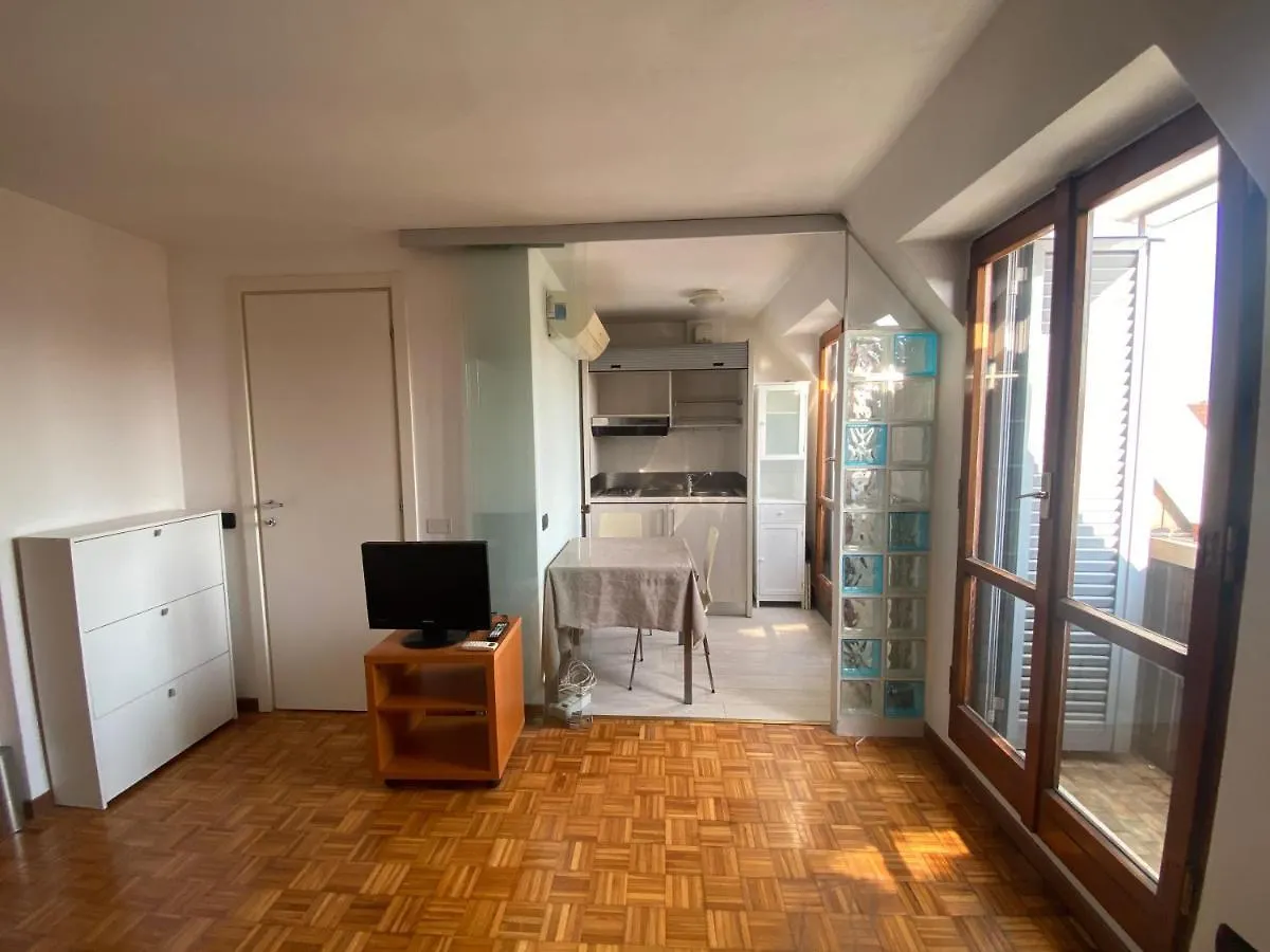 Porta Venezia, monolocale con vista sui tetti Appartamento Milano
