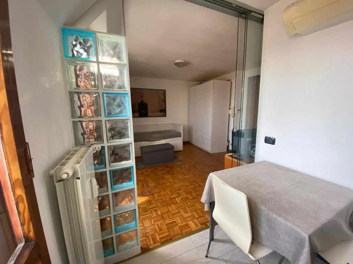 Porta Venezia, monolocale con vista sui tetti Appartamento Milano